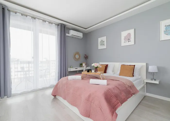 Dobrego Pasterza With Balcony Cracow By Renters דירה קרקוב