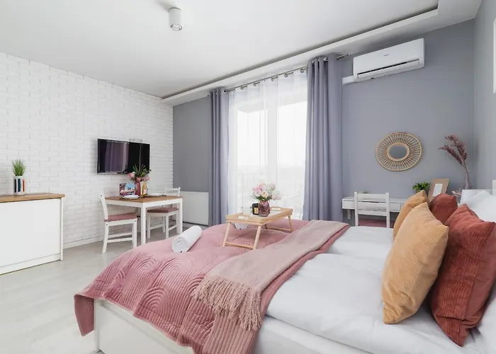 Dobrego Pasterza With Balcony Cracow By Renters דירה *