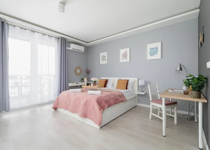 Dobrego Pasterza With Balcony Cracow By Renters דירה *