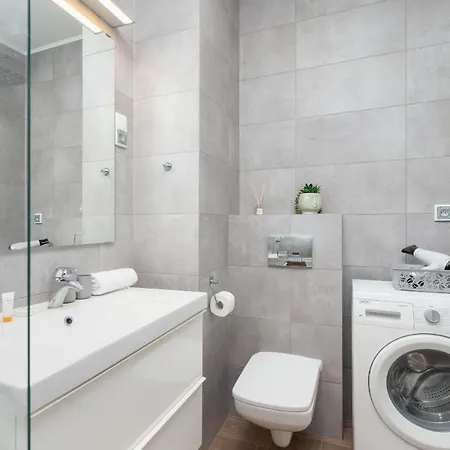 Dobrego Pasterza With Balcony Cracow By Renters Apartamento *