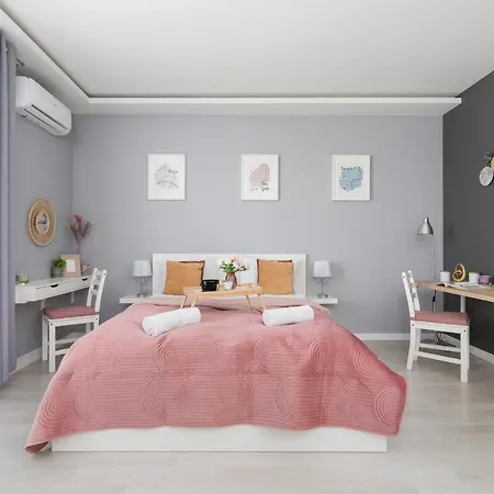 Dobrego Pasterza With Balcony Cracow By Renters Lägenhet
